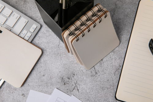 記事本辦公用品商務(wù)攝影圖在報紙廣告中的運用